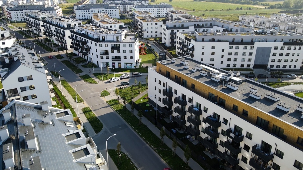 How Can PTZ Cameras Enhance Security by Tracking Suspicious Activities Across Large Areas?